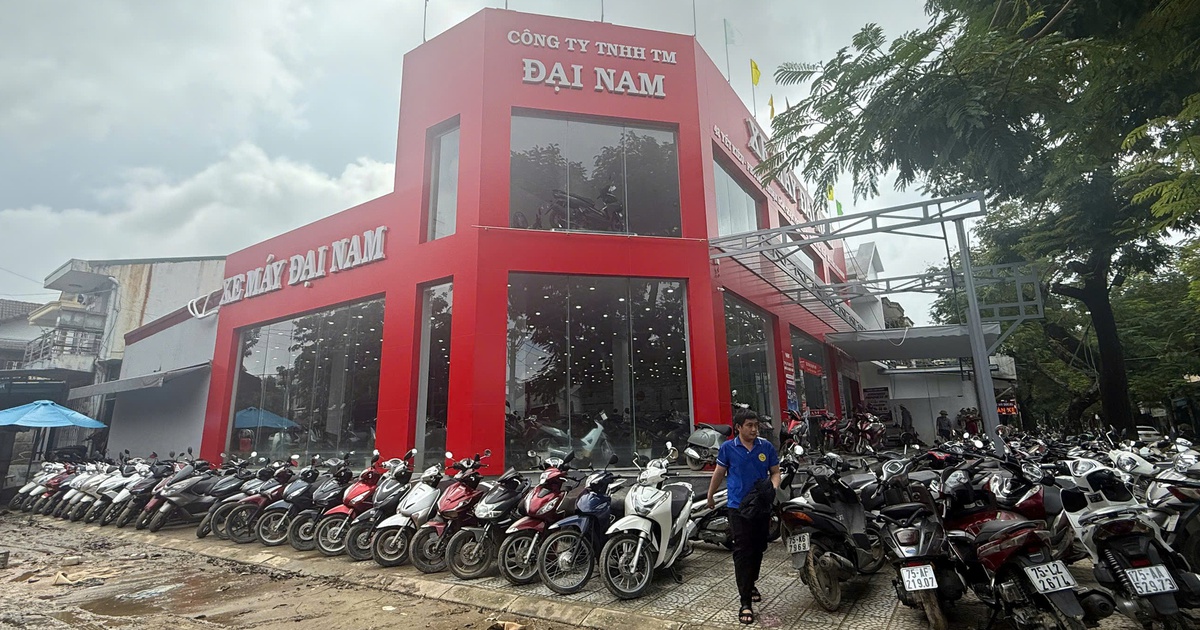 Sửa xe miễn phí cho dân vùng lũ ở Huế trong nửa tháng