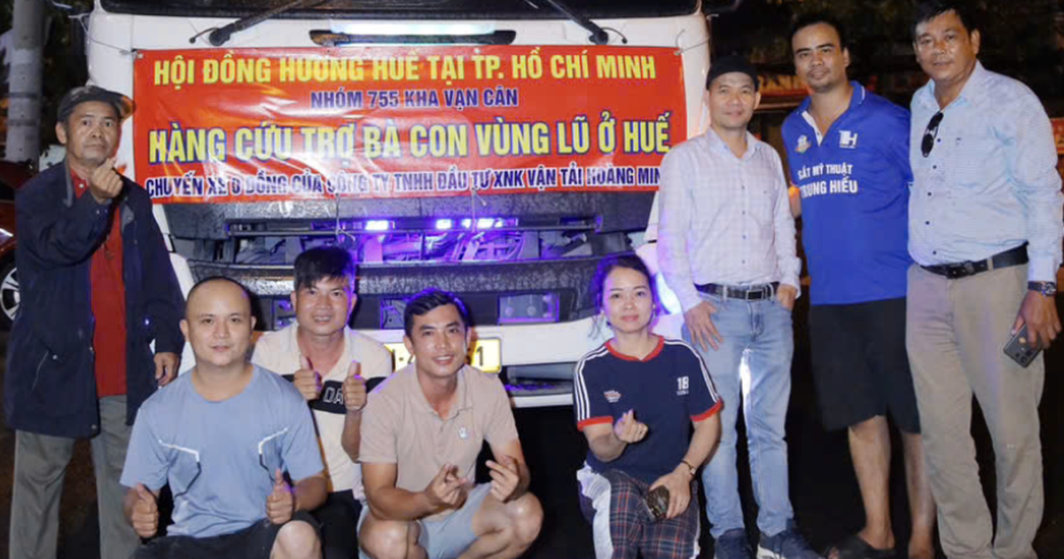 Xuất ph&aacute;t từ TP.HCM giữa đ&ecirc;m mưa, những chuyến xe chở h&agrave;ng chục tấn h&agrave;ng ra Huế