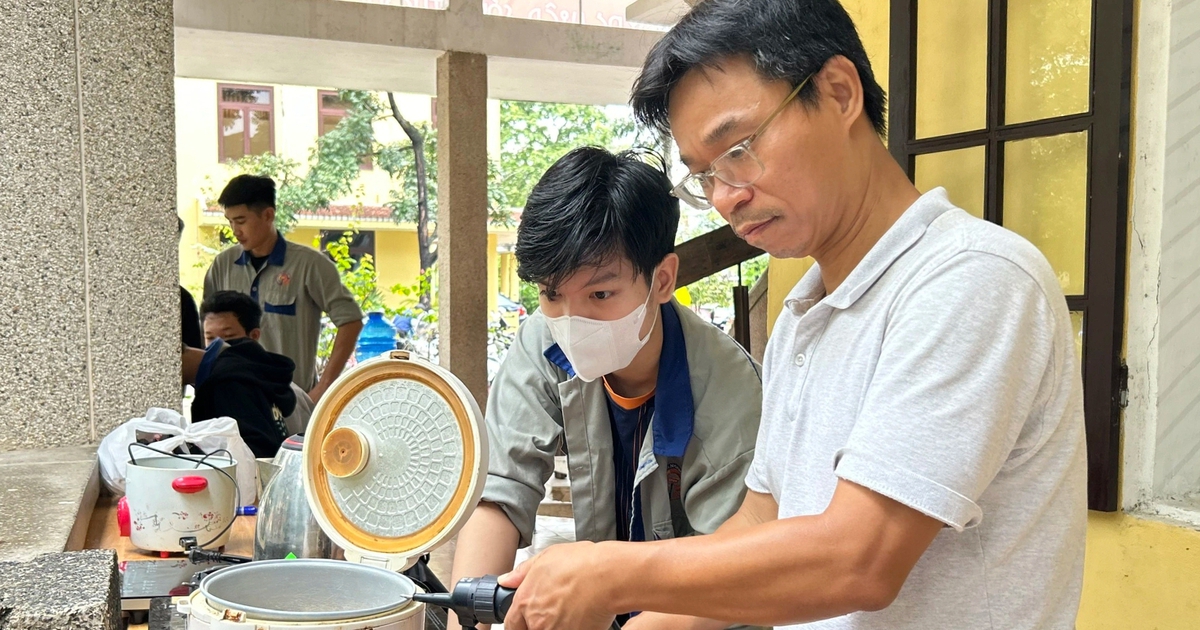 Sửa miễn phí tủ lạnh, nồi cơm điện, quạt... cho người dân sau những ngày ngập lụt