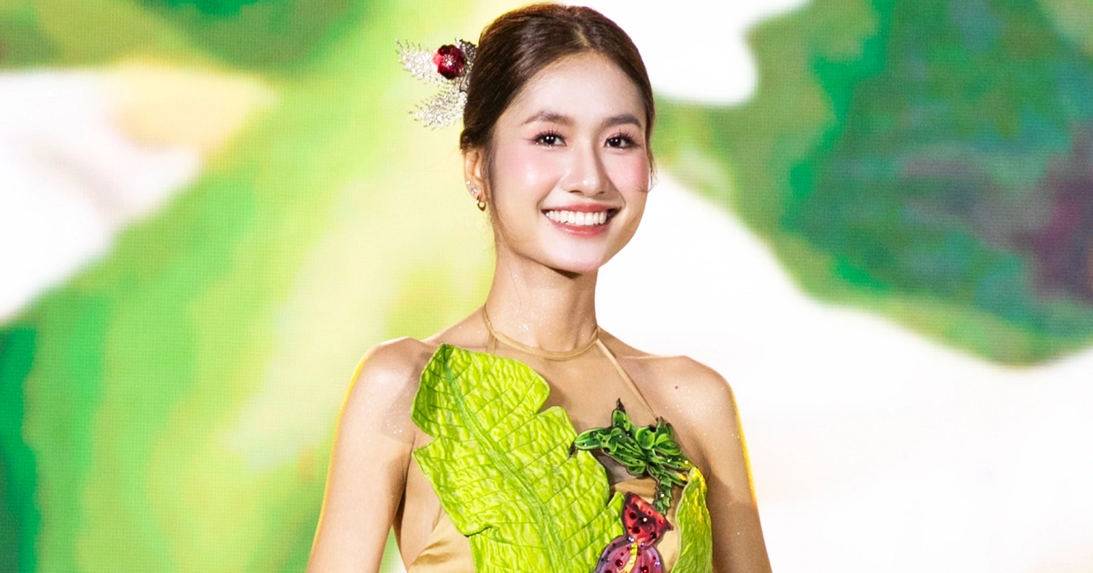 Hoa hậu Nguyễn Thanh H&agrave; được khen bởi nhan sắc ngọt ng&agrave;o, rạng rỡ