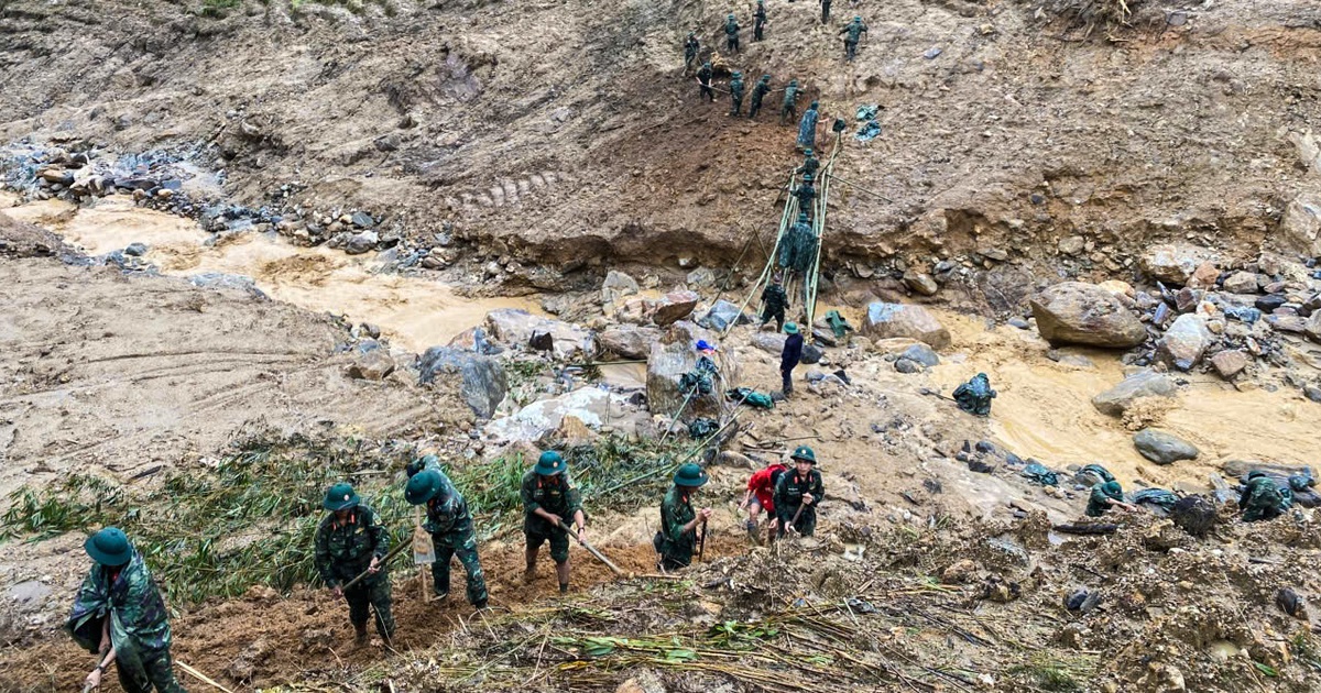 Quảng Ngãi: Gần 200 bộ đội mở đường vào 5 thôn bị cô lập ở xã Ngọc Linh