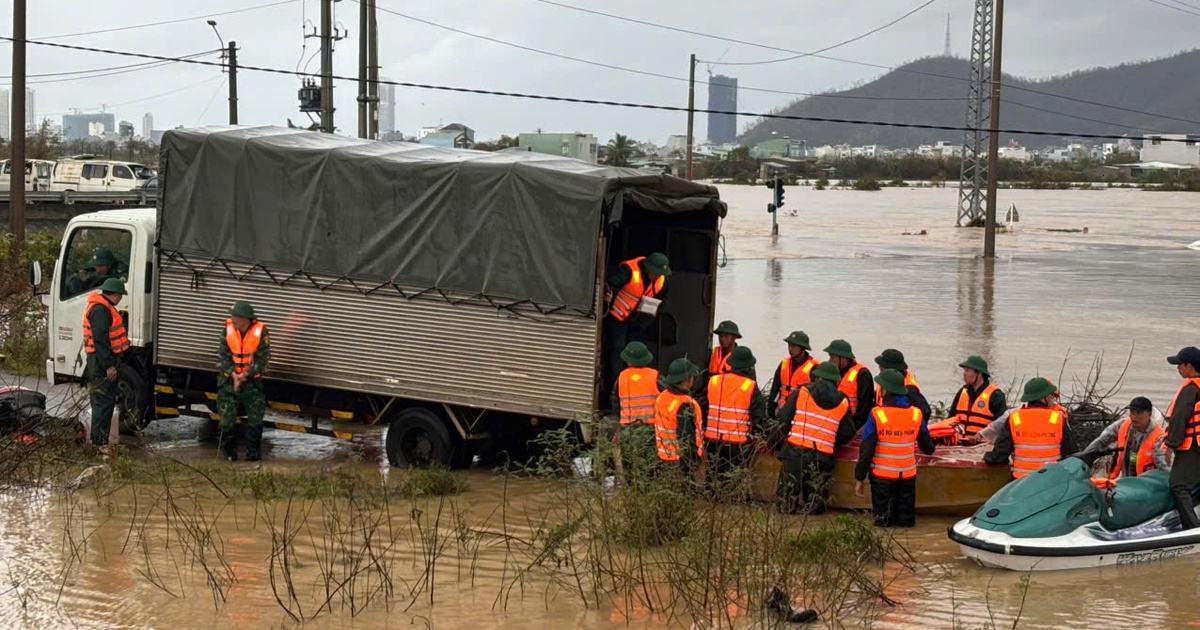 Quy Nhơn ngập lụt lịch sử: Thiếu tá biên phòng bị thương khi cứu dân