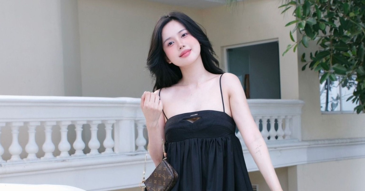 Váy babydoll phối cùng túi xách tôn lên nét đẹp dịu dàng