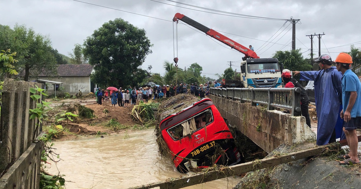 Bà con vùng ngập lụt Phú Yên cũ hãy gọi những số điện thoại cứu hộ này
