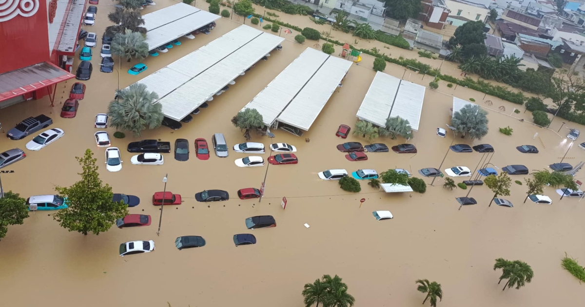 Kh&aacute;nh H&ograve;a: Nh&igrave;n từ tầng cao, bất lực cảnh h&agrave;ng loạt &ocirc; t&ocirc; bị nhấn ch&igrave;m chỉ sau một đ&ecirc;m