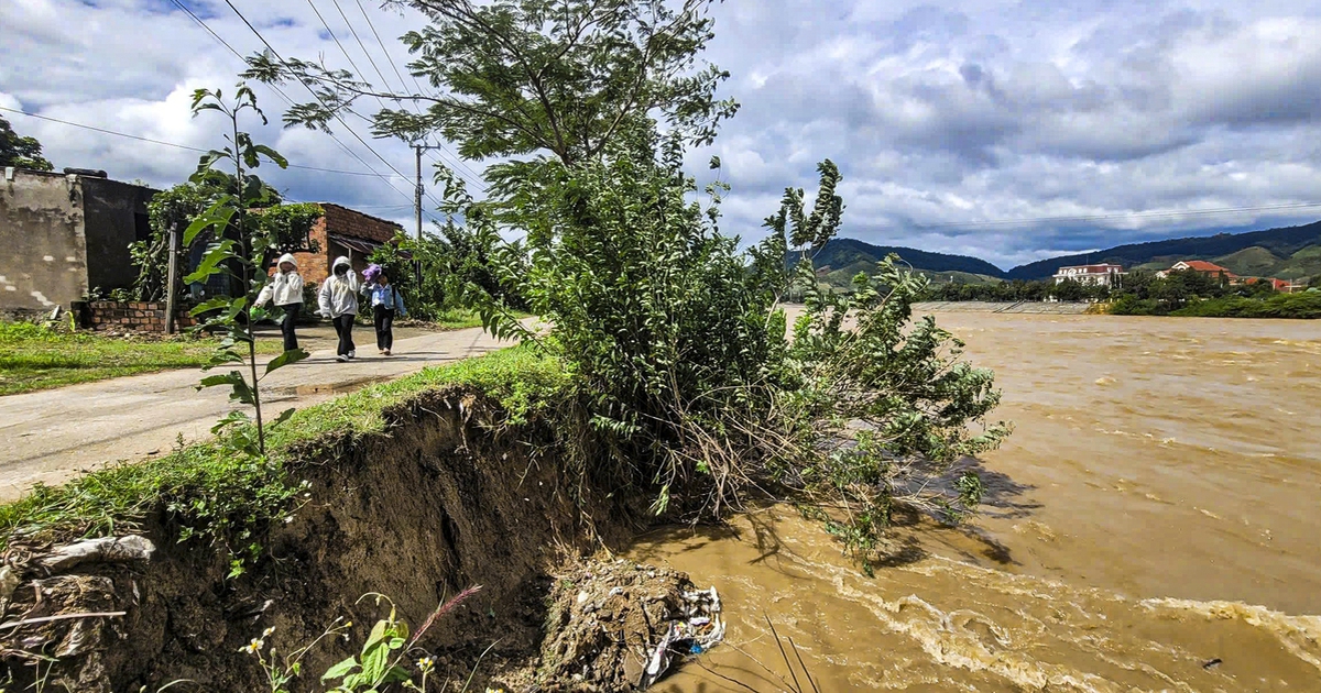 Sạt lở dọa 'nuốt' nhà dân