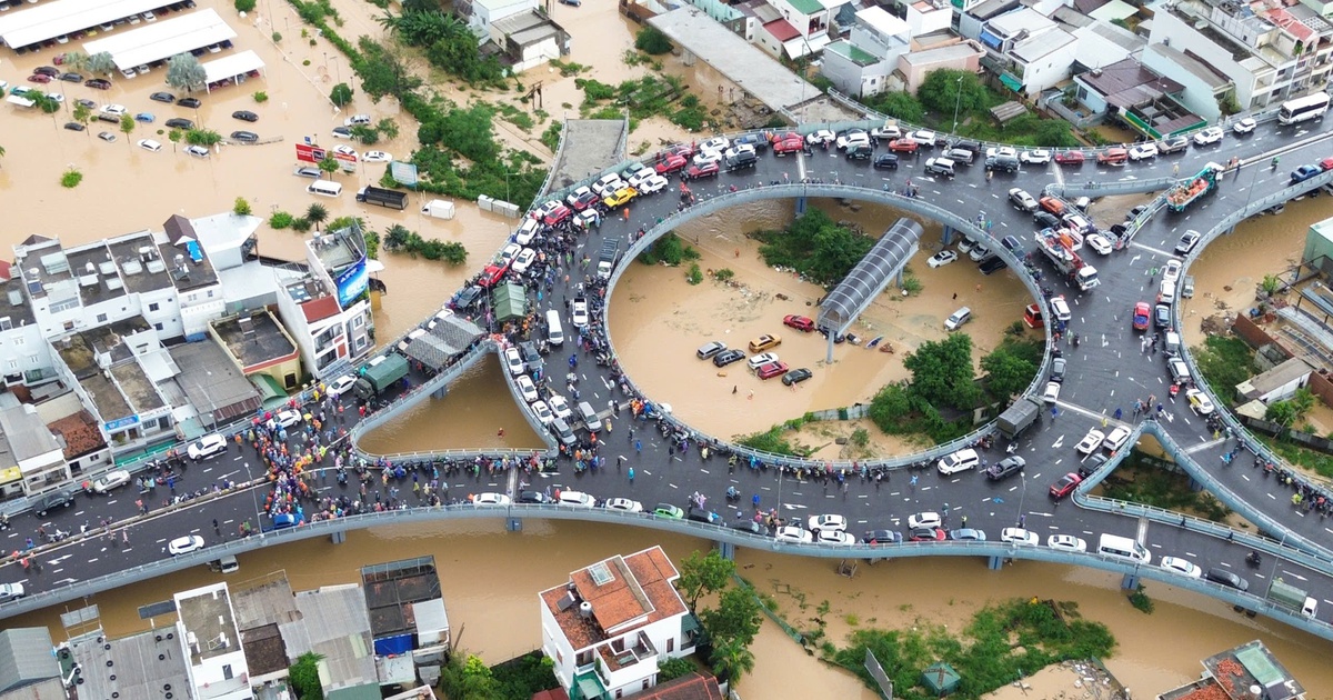 Biển nước ngập lụt Tây Nha Trang, vòng xoay Ngọc Hội thành nơi 'cứu' ô tô