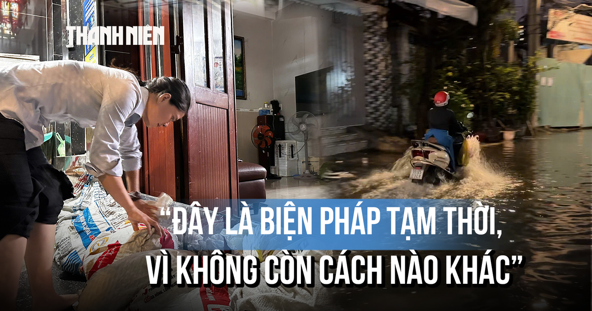Người dân TP.HCM dựng ba lớp chắn vẫn không chống nổi triều cường