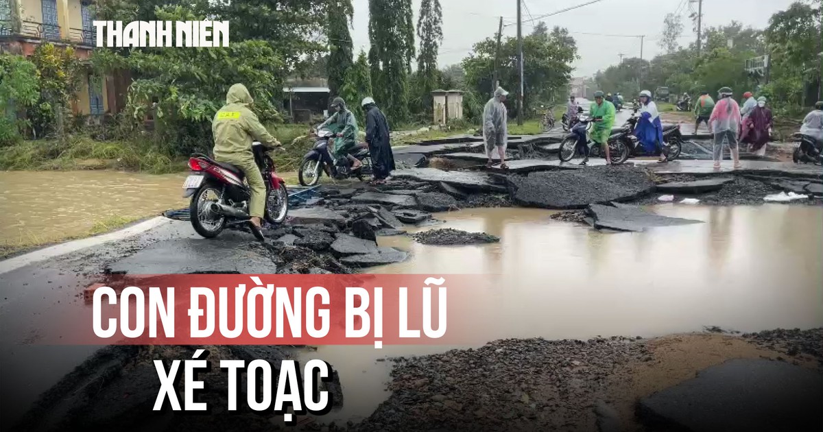 Con đường bị lũ 'băm nát', người dân liều mình bắc cổng sắt làm cầu tạm