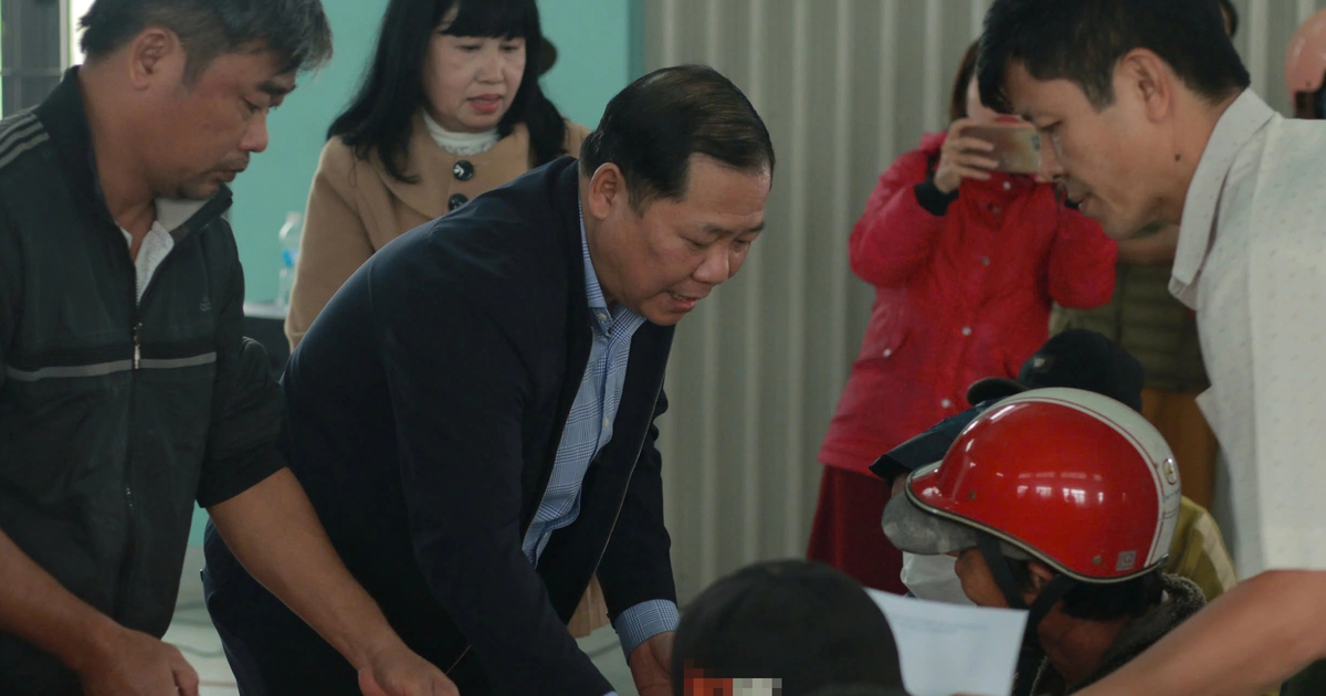 Ông Nguyễn Phi Long thăm, tặng quà hỗ trợ người dân khắc phục hậu quả mưa lũ