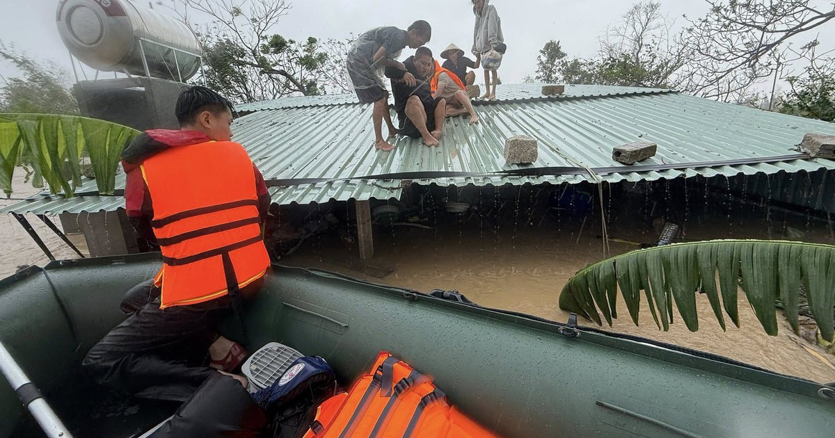 Đội cứu hộ thiện nguyện H&agrave; Tĩnh ng&agrave;y đ&ecirc;m ứng cứu người d&acirc;n v&ugrave;ng lũ Đắk Lắk