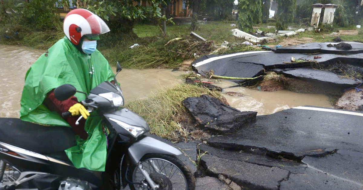 Cận cảnh đường nối rốn lũ Hòa Thịnh, Hòa Mỹ ở Đắk Lắk bị nước lũ 'băm nát'