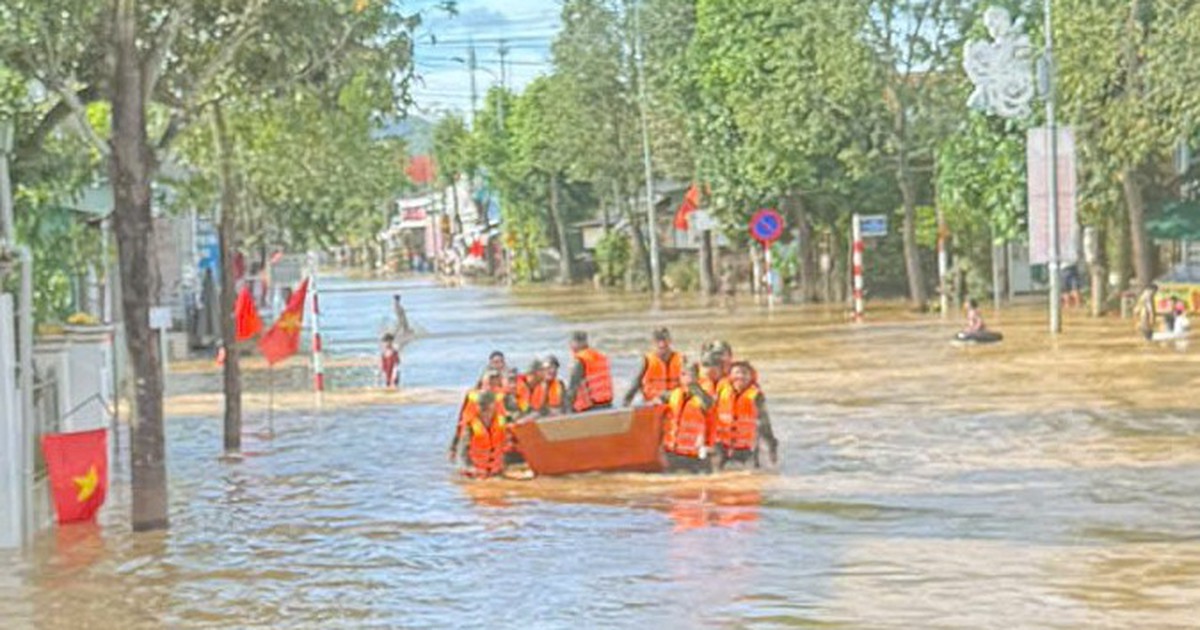'Nước lũ lên nhanh, không có quân đội, công an hỗ trợ xã sẽ vỡ trận'