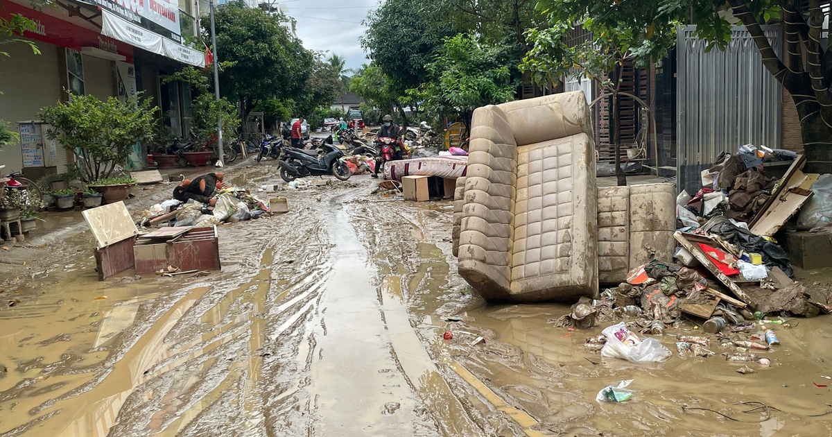 Khánh Hòa: Nhiều nơi ở Tây Nha Trang tan hoang sau ngập lụt chưa từng có