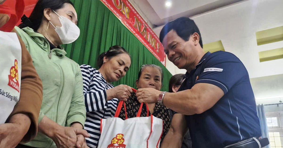 Hàng trăm phần quà tiếp sức người dân vùng rốn lũ Đà Nẵng