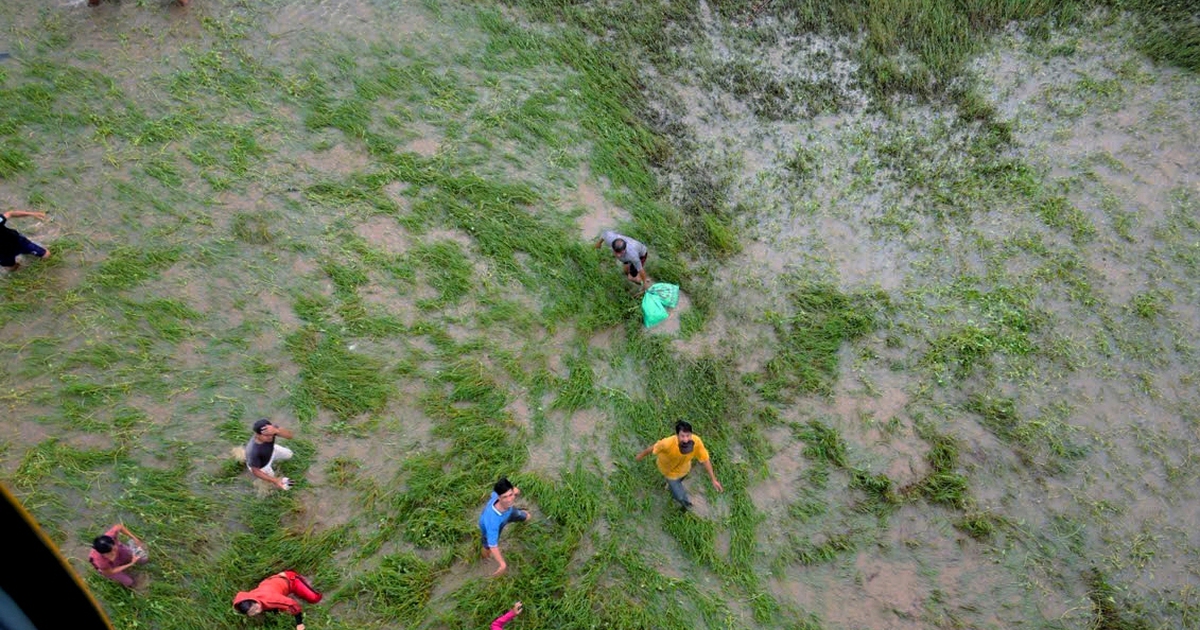 Trực thăng Bộ Quốc ph&ograve;ng tiếp tục thả h&agrave;ng cứu trợ v&ugrave;ng lũ Đắk Lắk