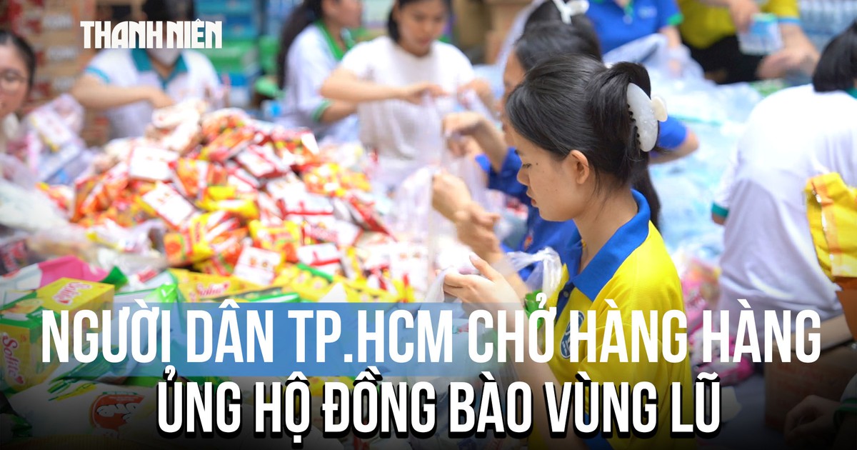 Dòng người ở TP.HCM chở hàng hóa ủng hộ đồng bào vùng lũ