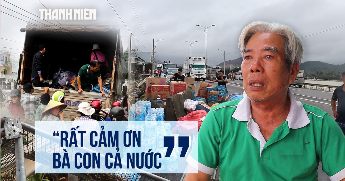 Xúc động các chuyến xe từ thiện đổ về rốn lũ Hòa Xuân sau trận lũ kinh hoàng