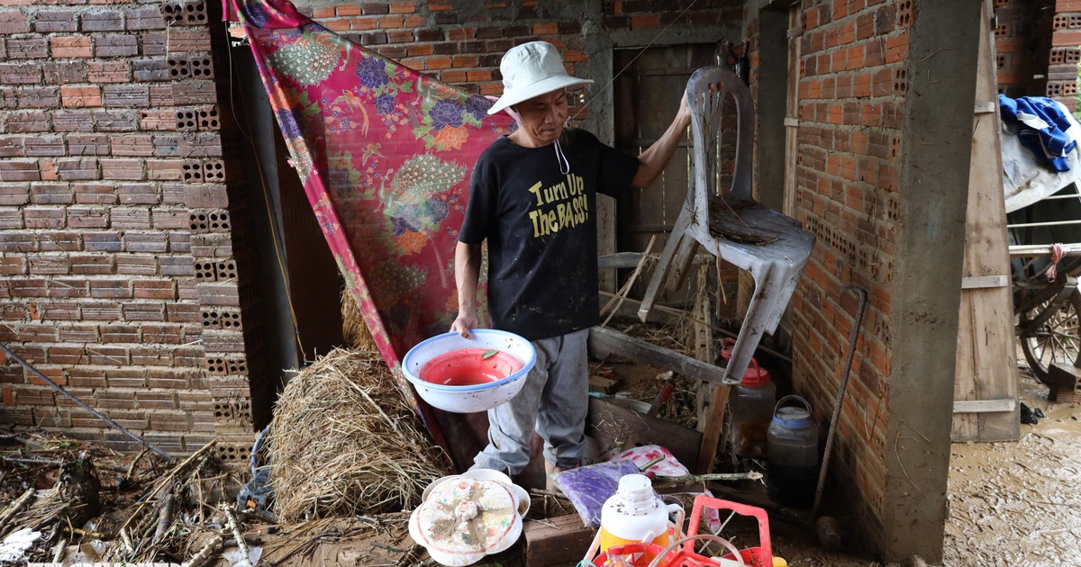 Phận người m&agrave;n trời chiếu đất sau lũ: Người chồng trở về, tưởng vợ con đ&atilde; bị cuốn tr&ocirc;i