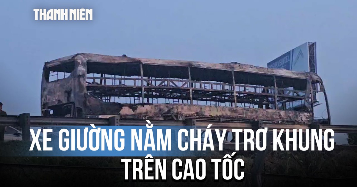 Xe giường nằm bốc cháy trơ khung trên cao tốc TP.HCM - Trung Lương