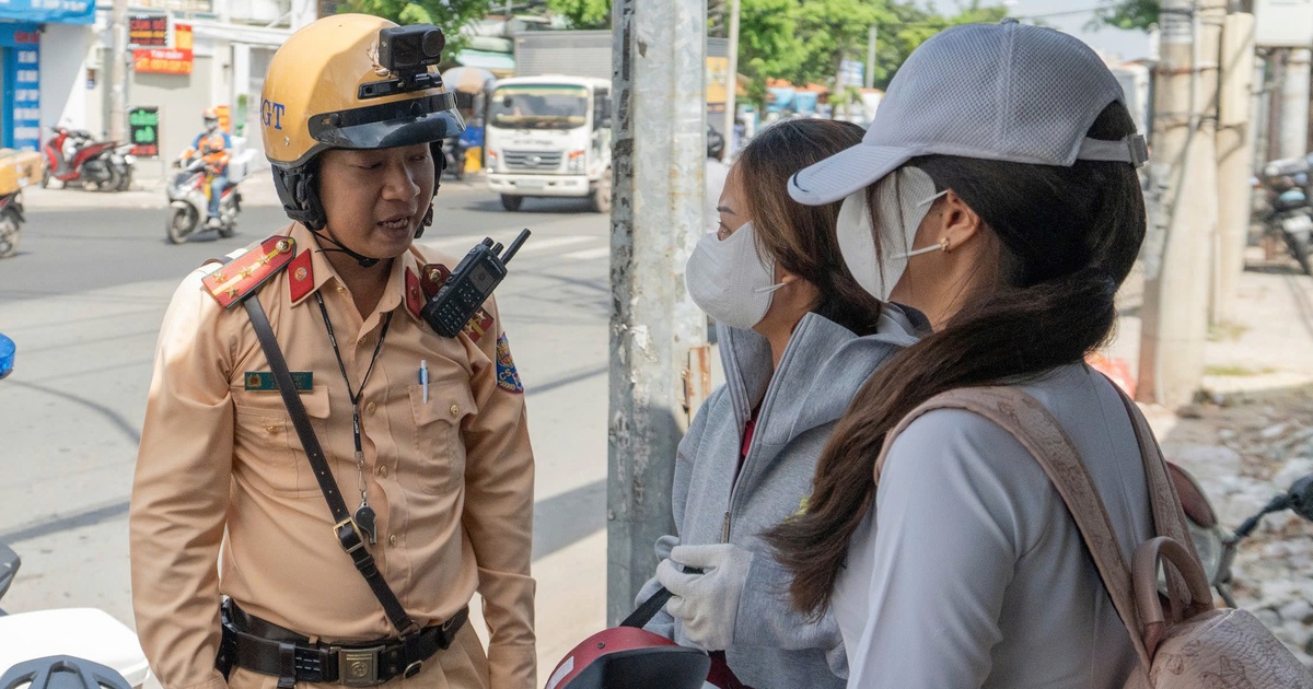 CSGT TP.HCM phạt hàng loạt phụ huynh, học sinh không đội mũ bảo hiểm