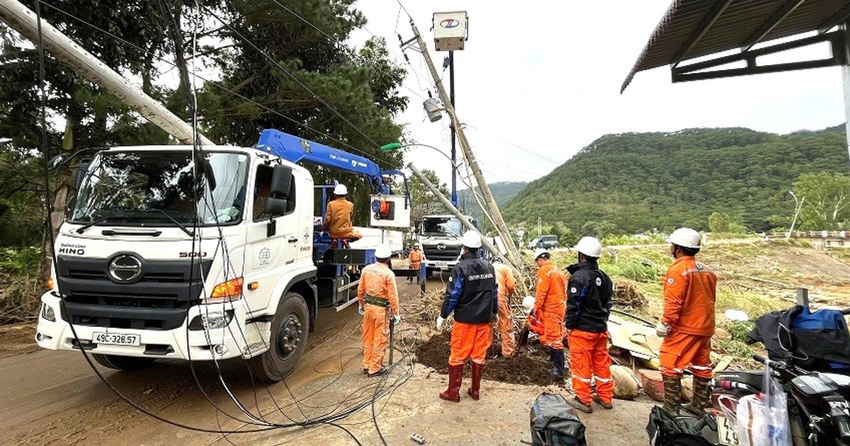 Công ty Điện lực Lâm Đồng trắng đêm khôi phục điện cho bà con vùng lũ