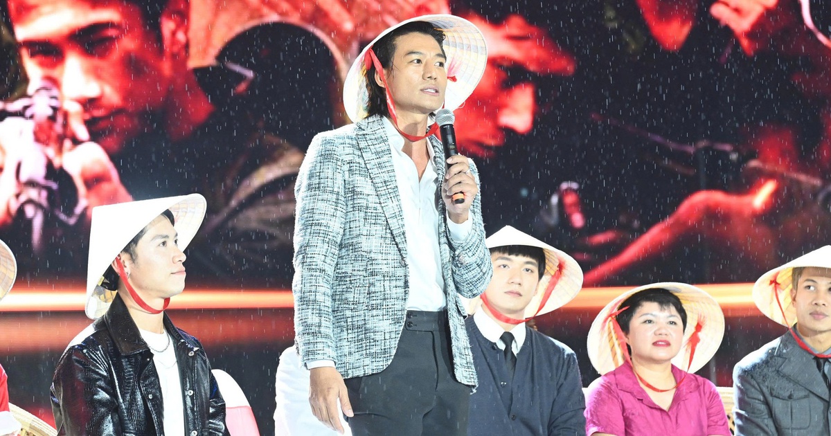 Đoàn phim 'Mưa đỏ' giao lưu với khán giả trong mưa