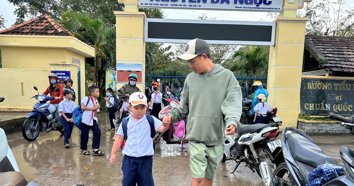 Học sinh v&ugrave;ng lũ phường Ph&uacute; Y&ecirc;n trở lại trường, mất s&aacute;ch vở th&igrave; b&aacute;o c&ocirc; gi&aacute;o