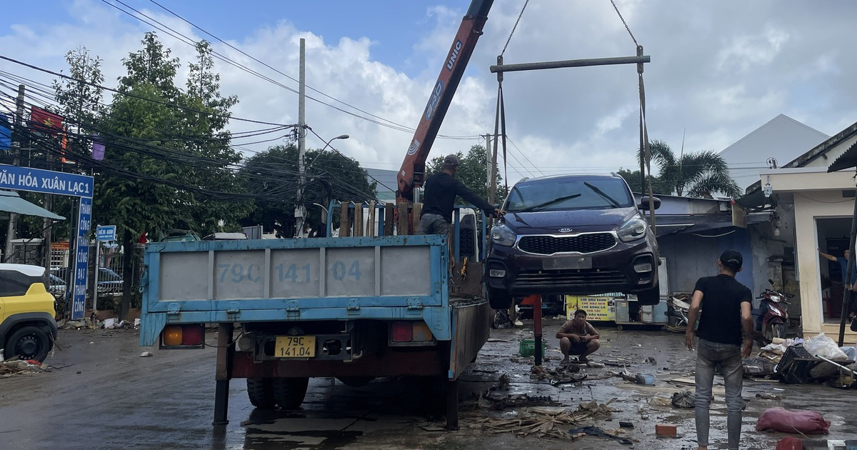 Ô tô hỏng sau lũ, hãng sửa xe ở Nha Trang hẹn khách 'ra tết lấy'