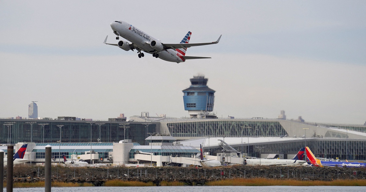 Khói tràn trong cabin, máy bay American Airlines hạ cánh khẩn