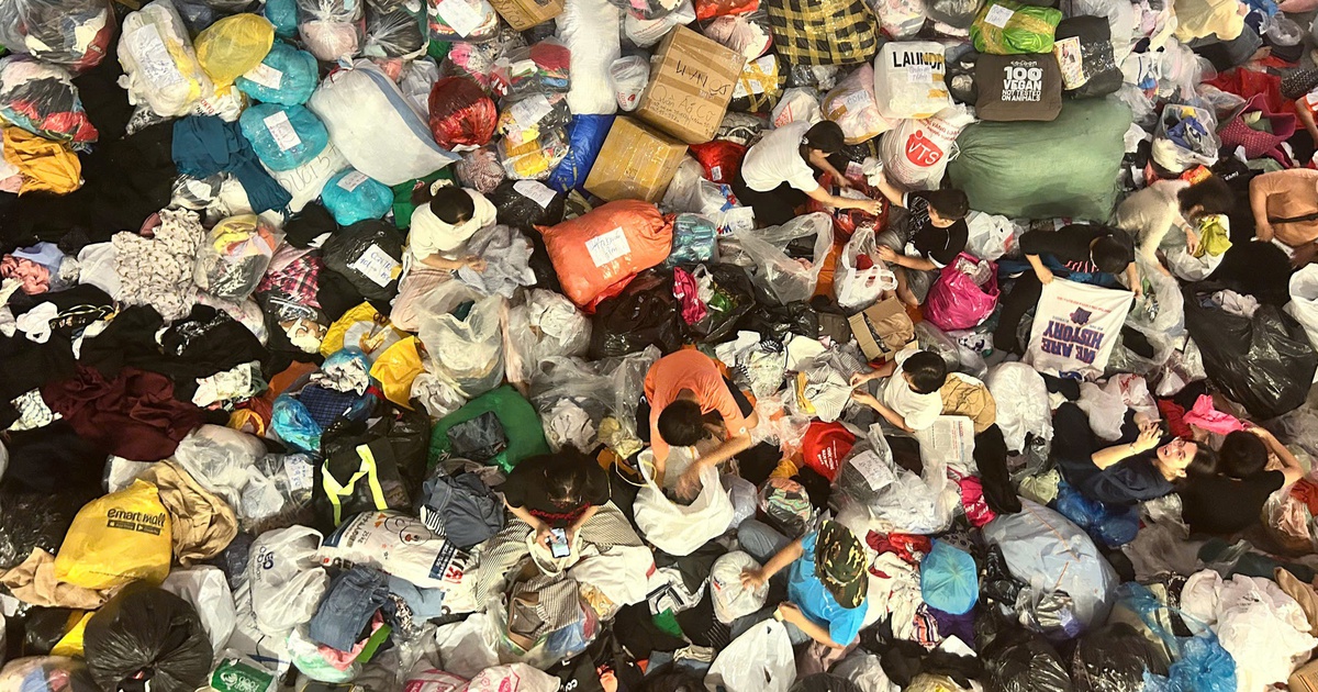 Cận cảnh núi  áo quần cứu trợ khổng lồ từ TP.HCM chuẩn bị gửi cho Khánh Hòa