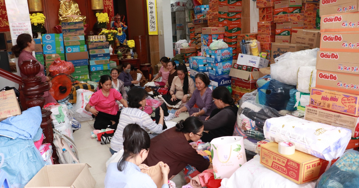 Trắng đêm ở chùa, 3 giờ sáng xe cứu trợ nối đuôi rời bến hướng về miền Trung