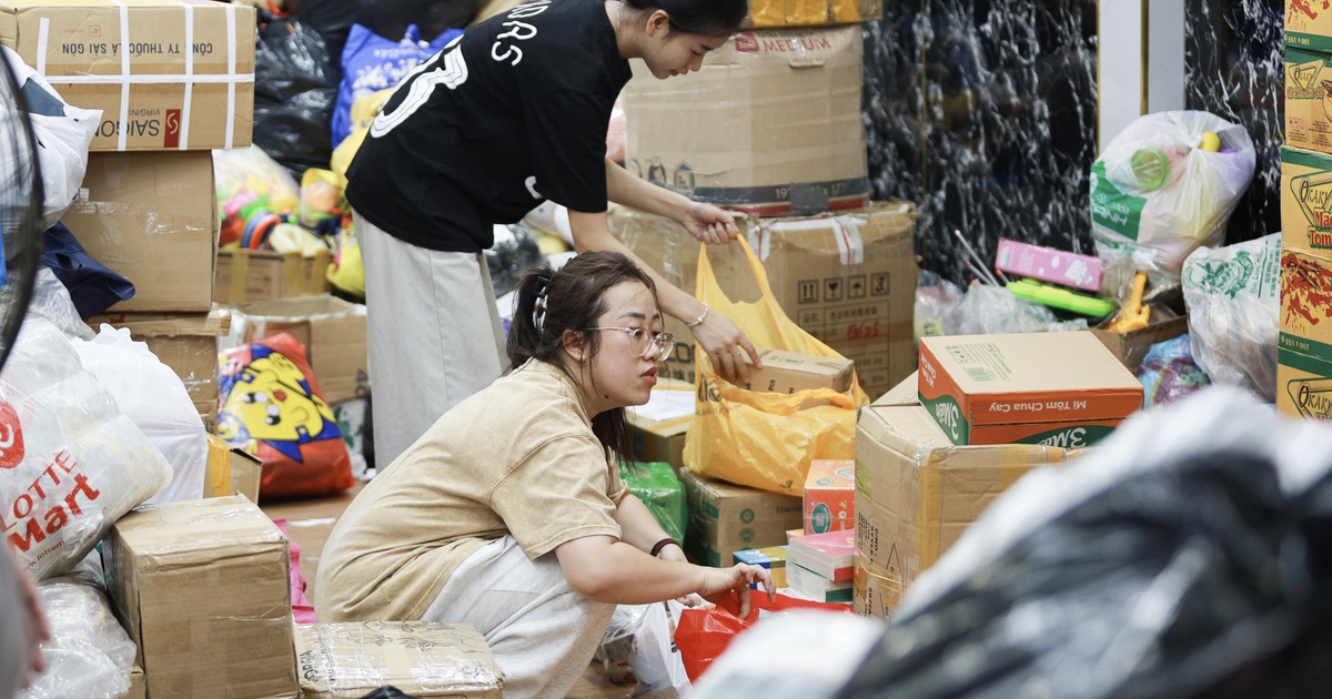 Ng&ocirc;i nh&agrave; ở TP.HCM 'vỡ trận': Tập kết hơn 100.000 cuốn tập gửi tặng học sinh v&ugrave;ng lũ