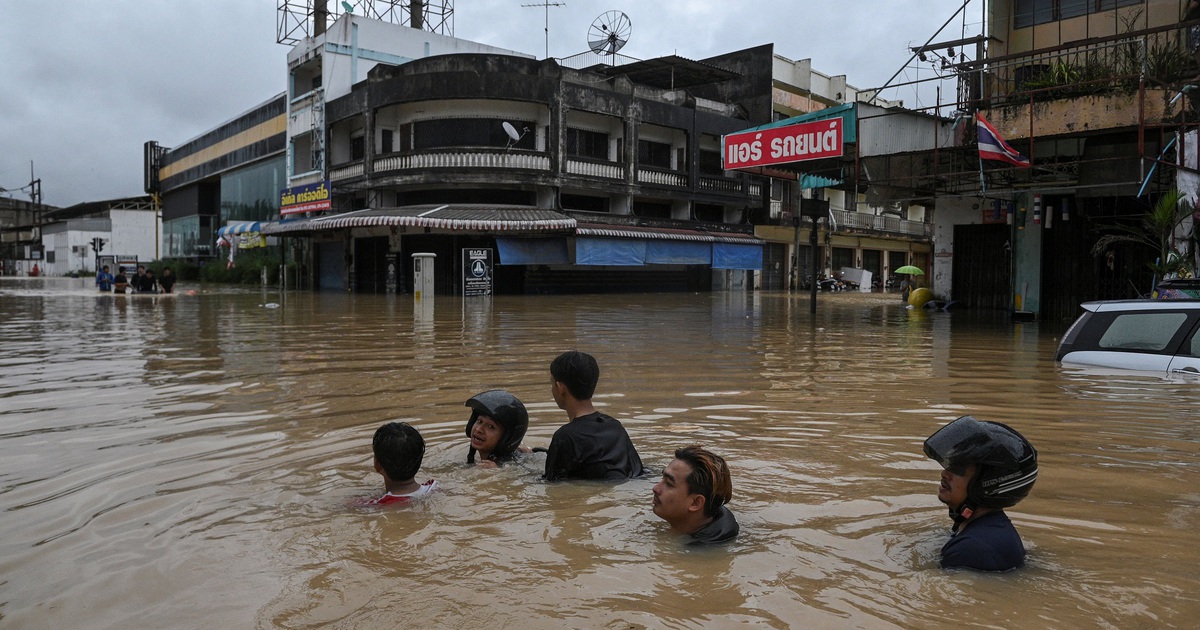 Số người chết do lũ lụt tăng, Th&aacute;i Lan định điều trực thăng sơ t&aacute;n bệnh nh&acirc;n
