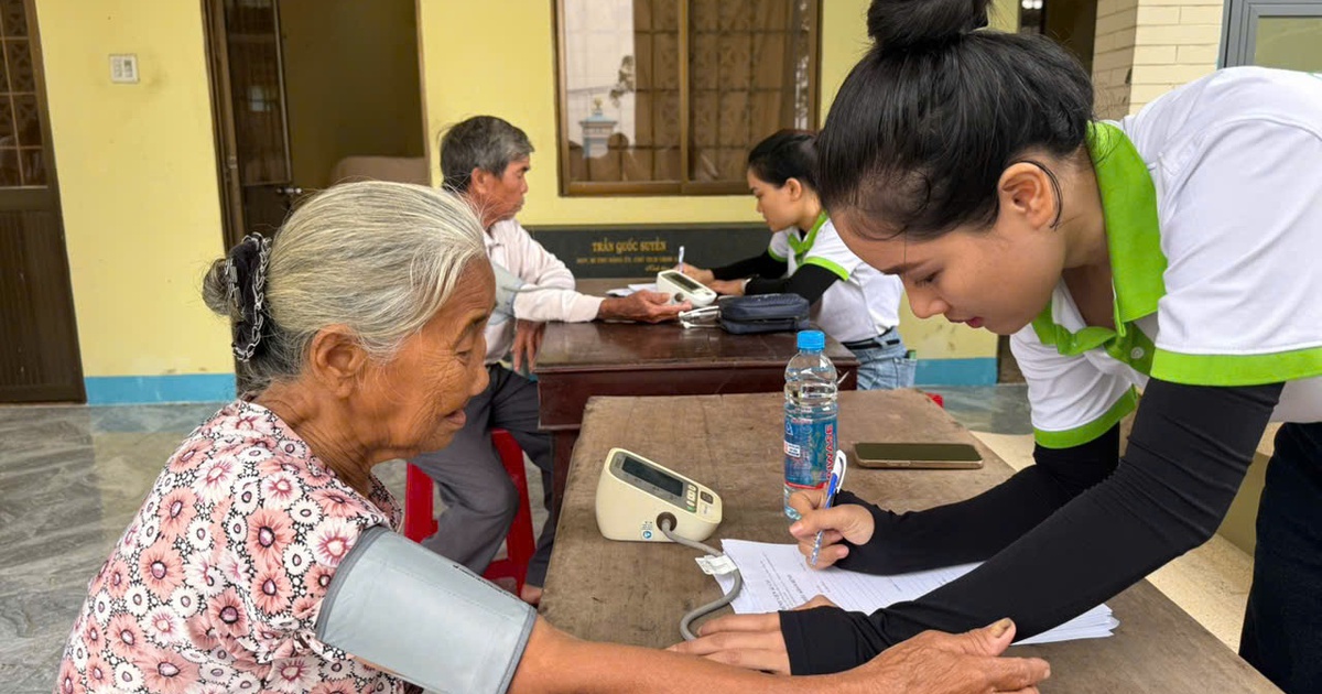 Y, bác sĩ về vùng lũ khám bệnh, phát thuốc