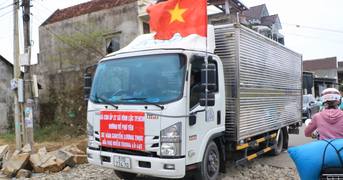 D&ograve;ng xe cứu trợ khắp Tổ quốc li&ecirc;n tục đổ về v&ugrave;ng lũ Đắk Lắk, v&agrave;o tận x&oacute;m nhỏ