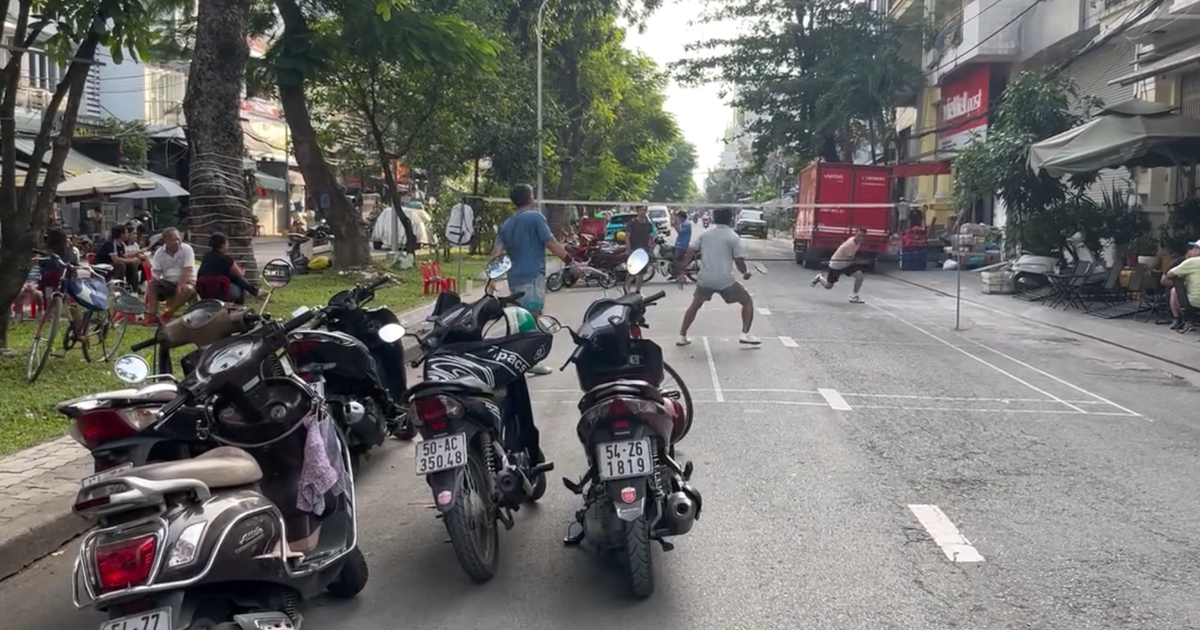 Người d&acirc;n giăng lưới đ&aacute;nh cầu l&ocirc;ng giữa đường ở quận 7 cũ: CSGT TP.HCM x&aacute;c minh