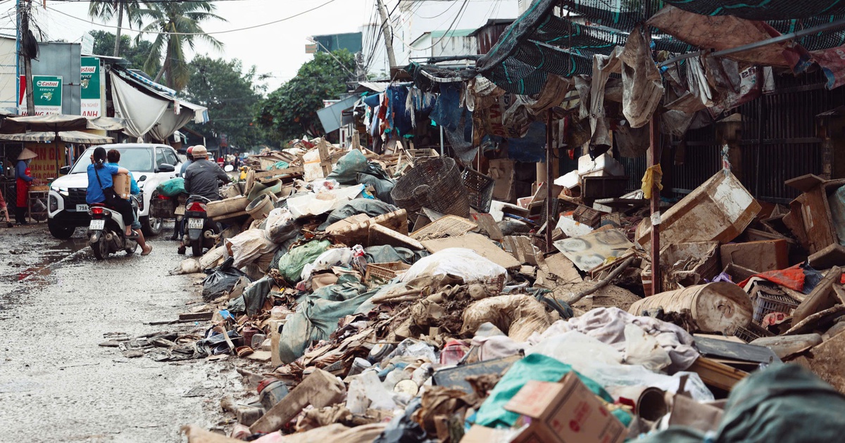 'N&uacute;i' r&aacute;c khổng lồ bốc m&ugrave;i ở Kh&aacute;nh H&ograve;a: Ngồi trong nh&agrave; cũng phải đeo khẩu trang