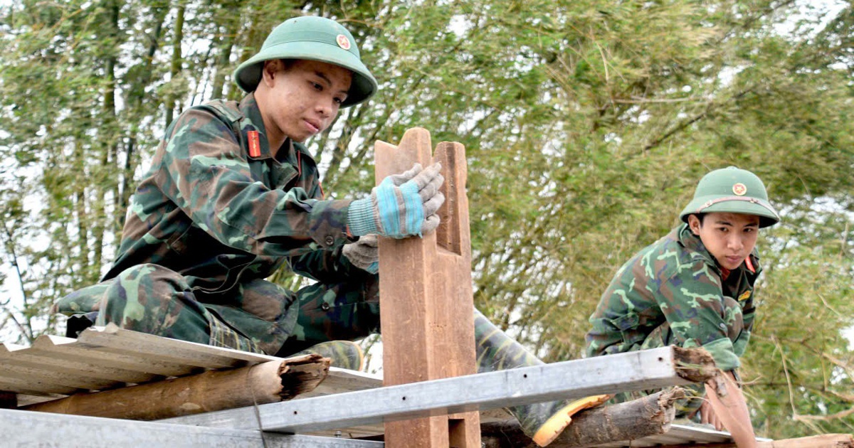 Từ đống đổ n&aacute;t, 6 căn nh&agrave; tr&aacute;nh lũ dần hiện ra ở rốn lũ H&ograve;a Thịnh