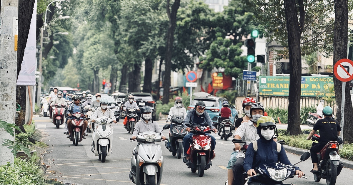 Trời TP.HCM se lạnh kh&aacute;c lạ, b&atilde;o số 15 &aacute;p s&aacute;t đất liền, triều cường d&acirc;ng cao