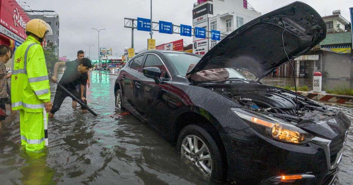 'Nước lên rồi' - người Đà Nẵng gọi nhau cứu ô tô khi mưa xối xả rạng sáng
