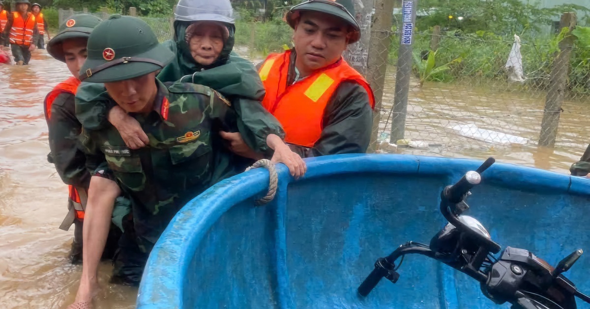 Nước đục ngầu bủa v&acirc;y khu d&acirc;n cư Đ&agrave; Nẵng: Bộ đội c&otilde;ng d&acirc;n chạy lũ