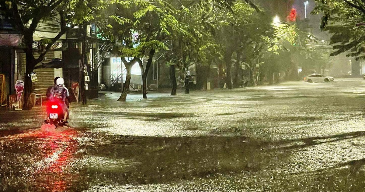 Đà Nẵng: Dự báo mưa lớn đến hết ngày 4.11, người dân tiếp tục dọn đồ chạy lũ