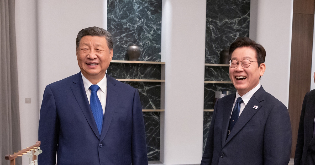 Chủ tịch Tập Cận B&igrave;nh n&oacute;i đ&ugrave;a g&igrave; khi tặng điện thoại Xiaomi cho Tổng thống H&agrave;n Quốc?