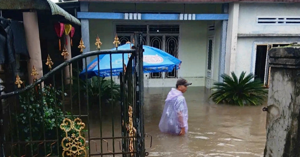 Đà Nẵng 3 giờ sáng, lũ bất ngờ cuồn cuộn đổ về: Người dân hốt hoảng tháo chạy