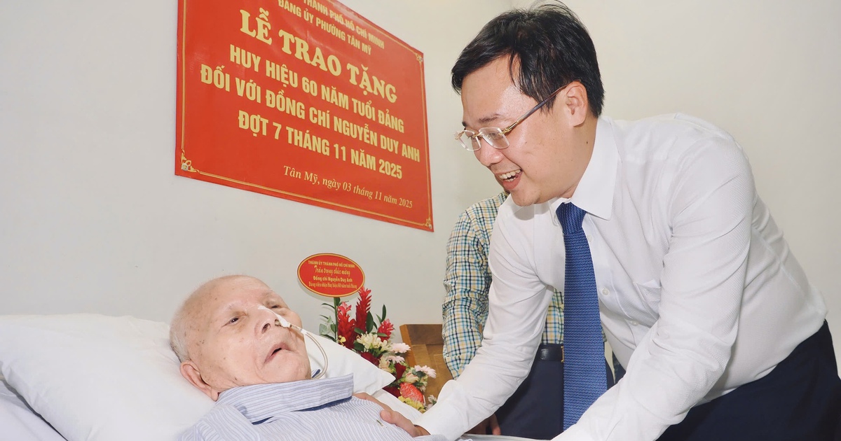 Ông Lê Quốc Phong trao Huy hiệu 60 năm tuổi Đảng đến cụ Nguyễn Duy Anh