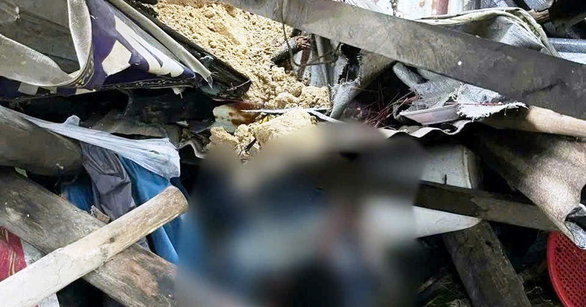 Đà Nẵng: Sạt lở khiến đất đá đổ về 'như thác', một người bị vùi lấp