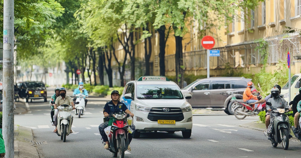 Kh&ocirc;ng c&ograve;n se lạnh, thời tiết TP.HCM h&ocirc;m nay nắng gắt, mưa gi&ocirc;ng trở lại
