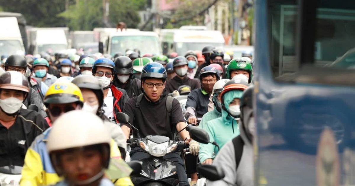 Đi làm về giờ tan tầm kẹt xe muốn 'nghẹt thở'