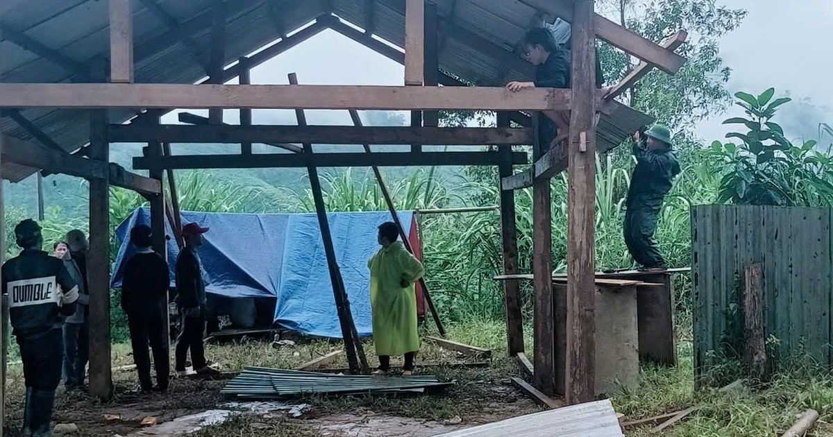 Thần tốc lập 'cầu h&agrave;ng kh&ocirc;ng', x&acirc;y nh&agrave; mới: Bộ đội về l&agrave;ng gi&uacute;p d&acirc;n v&ugrave;ng lũ Đ&agrave; Nẵng